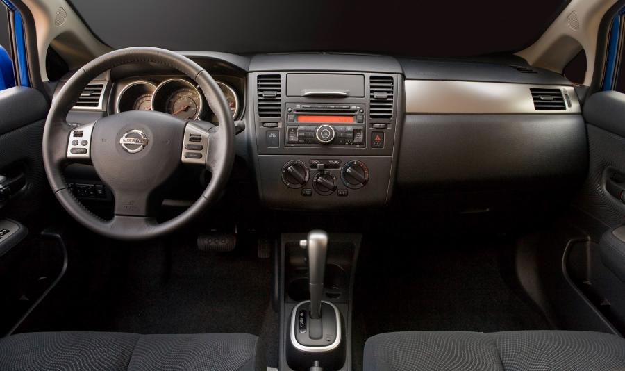  Nissan Versa 2010 года  (фото 2 из 35)